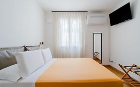 Glass House - Smart Rooms & Parking